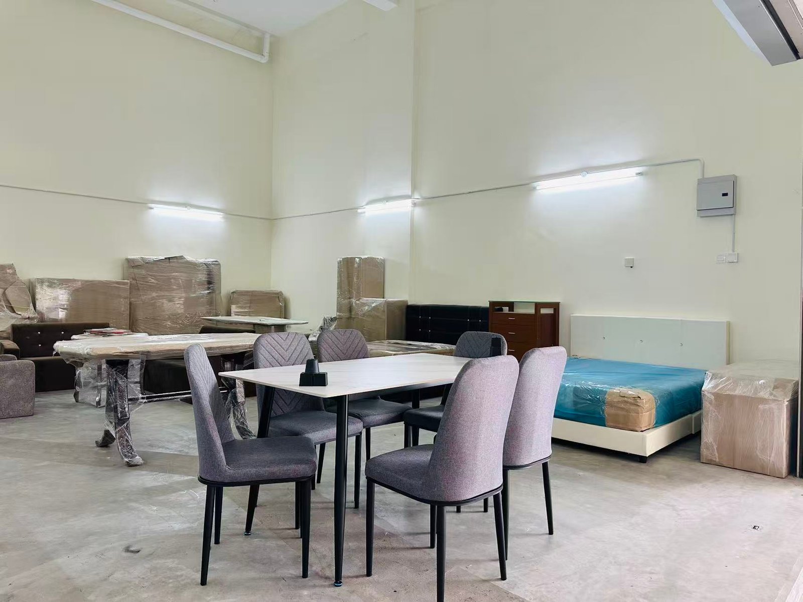 Elegant Ceramic Dining Set (1+4) - Image 2